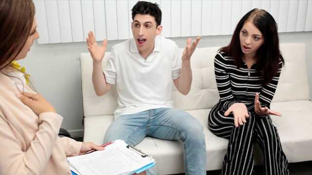 变态治疗 - 美丽的熟女医生Kenzie Love帮助好色的继兄弟姐妹探索他们的性欲