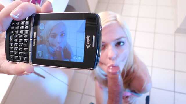 TeamSkeet - 娇小金发少女的粉红色小穴被幸运的色情男狠狠地钻