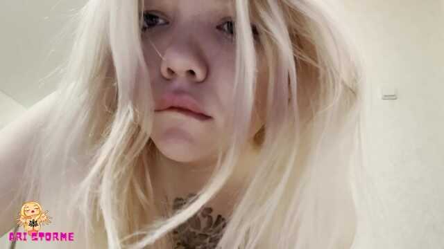 年轻的妻子想让我在其他男人之后舔她的阴部