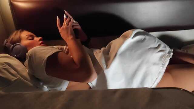 在火车上，他公开与一位已婚的同行旅客发生性关系，并自我介绍为一名产品