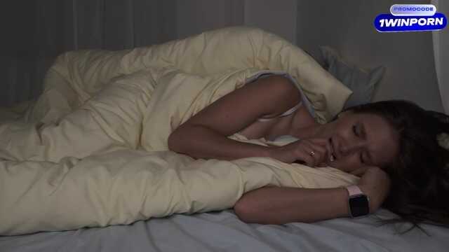 我那热情性感的邻居请求我为她提供一晚的住宿