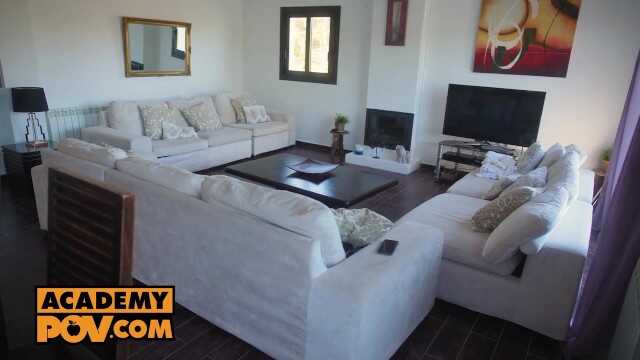 娇小甜美的玛丽·洛克是个饥渴的舔屄荡妇