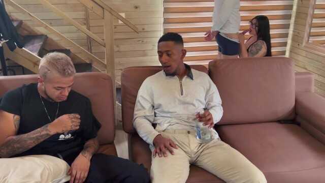 大学生们在他们的同伴旁边做爱，不在乎被发现