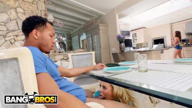 BANGBROS - 继母 Cherie Deville 与 Riley Reid 的黑人男友发生性关系