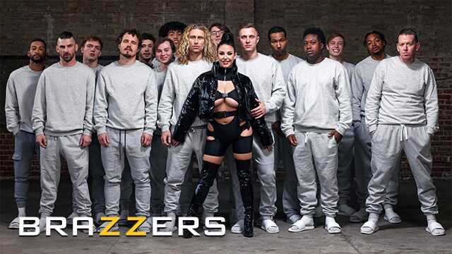 BRAZZERS - 丰满的安吉拉·怀特被一群男人口交并被彻底覆盖在精液中