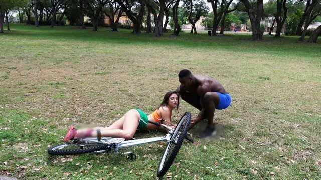 BANGBROS - 阿贝拉·戴尔从贾克斯·斯莱瑟那里接受了巨大的黑人阴茎