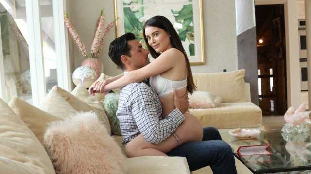 继女Lana Rhodes在父亲节给爸爸一个惊喜的性爱