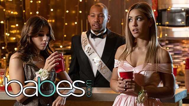 宝贝们 - 两个可爱女孩伊莎贝尔·月亮和阿丽娜·洛佩兹在毕业舞会后派对上分享了一个大黑棒