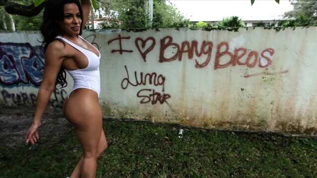 BANGBROS - 可爱的拉丁裔露娜·斯塔让彼得·格林敲打那个屁股