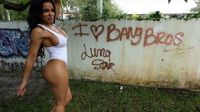 BANGBROS - 漂亮的拉丁裔Luna Star在屁股游行中接受阴茎！