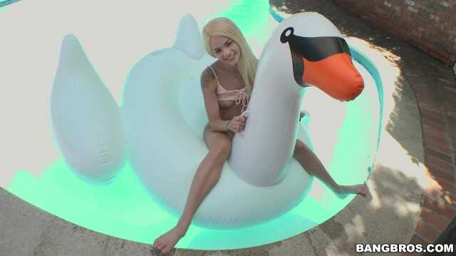 BANGBROS - 小巧的Elsa Jean被Chris Strokes蹂躏