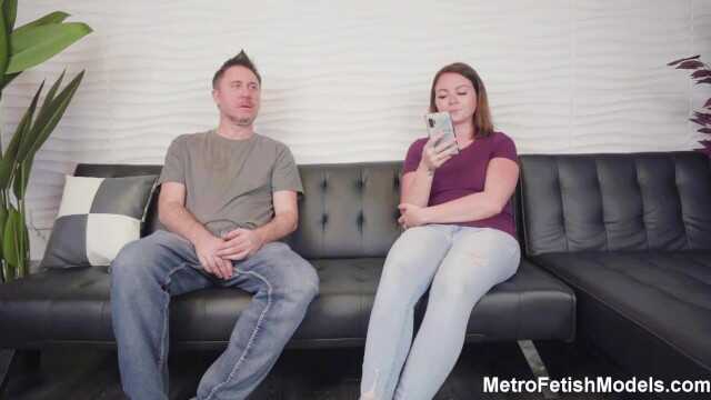 坏猫咪凯蒂让继妹的男朋友成为她的脚擦和脚垫