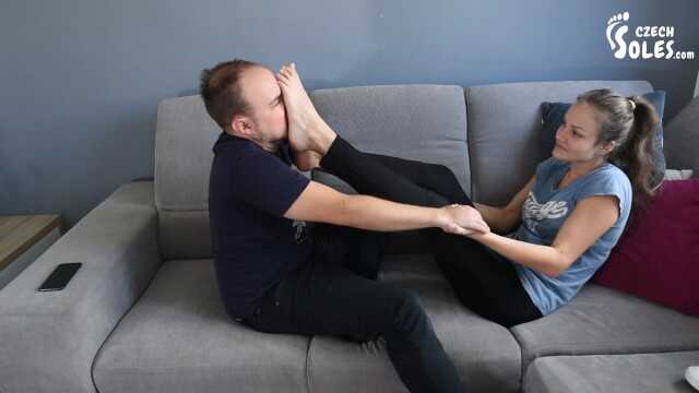 将她汗湿的脚和袜子按在他的脸上闻（长脚趾，脚部支配，羞辱）