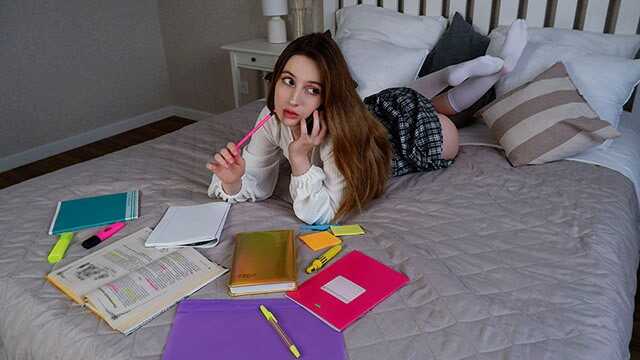 因大学成绩不佳而操我的继妹并在她紧致的小穴中射精 - 安妮·沃克