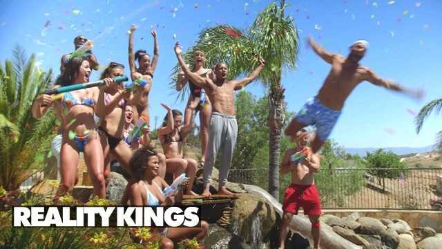 REALITYKINGS - 泳池边的狂欢与Alexis Tae和Robby Apples一起为热烈的告别庆祝