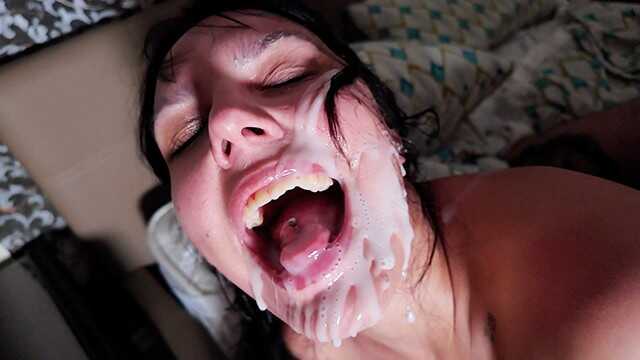 喜欢撒尿的青少年粗暴地被轮奸