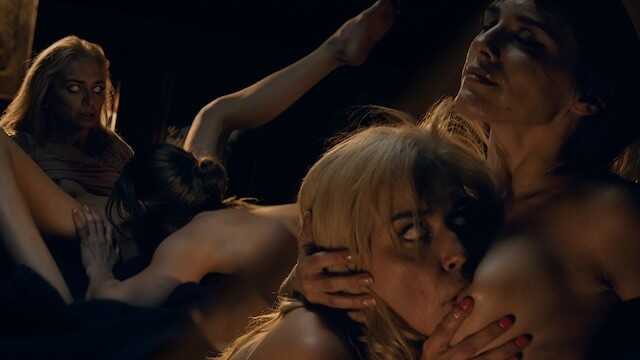 神秘生物将莱克茜·洛尔和梅洛迪·马克斯变成了肉欲的化身