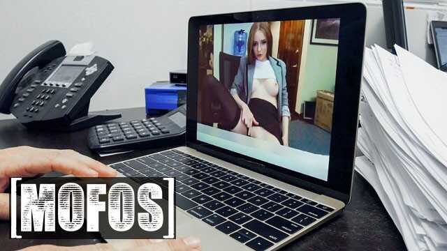 MOFOS - 好色的IT机器人罗比·苹果抓住了性感炸弹艾娃·哈迪在进行摄像头表演