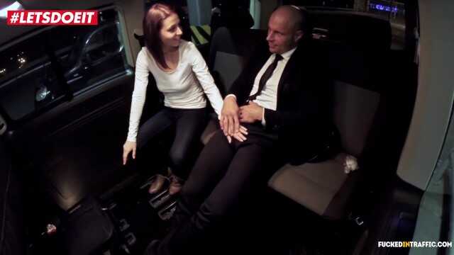 VIP性爱保险箱 - 后座出租车性爱和意外的阴部射精