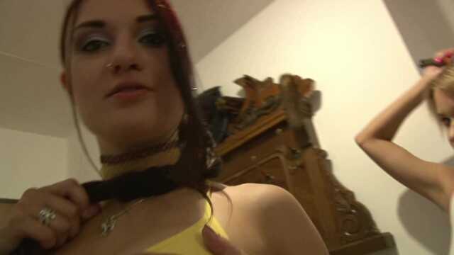 美丽的熟女夏季连衣裙在家脱衣派对