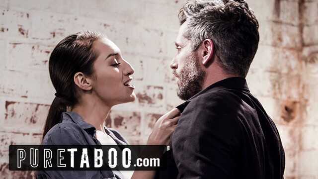 贝拉·罗兰极度渴望与她的巨屌老板发生关系