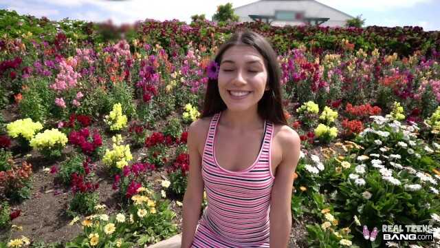 真实场景 - 美丽棕发女郎在公共场合暴露她的胸部