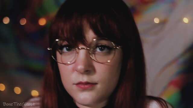 书呆子娇小红发女郎骑乘时两次高潮