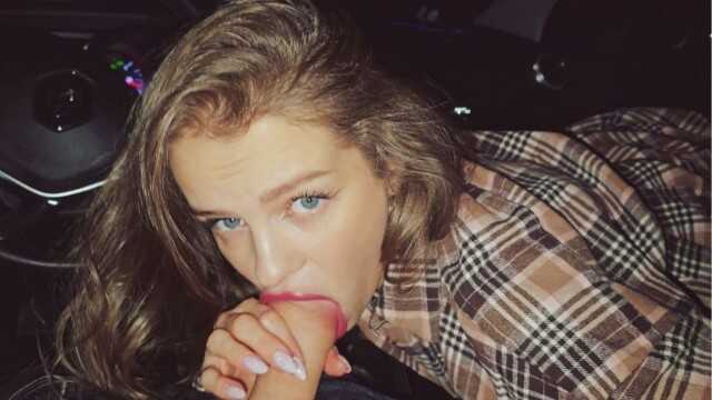 一名已婚的放荡女子冒险地为出租车司机口交。