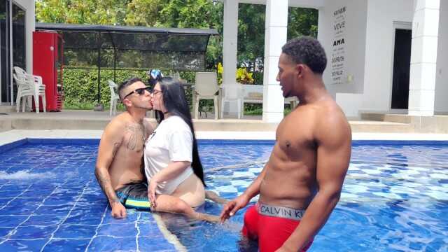 我偷偷上了我最好朋友的女朋友，结果被他们发现了