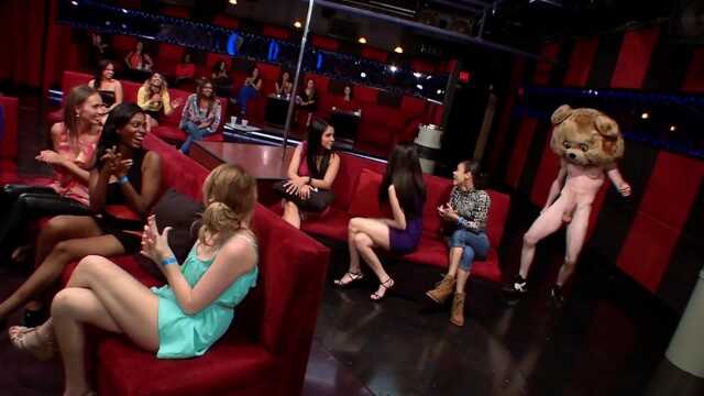 跳舞的熊 - 在俱乐部里像没有明天一样吸大鸡巴的婊子们 #CFNM