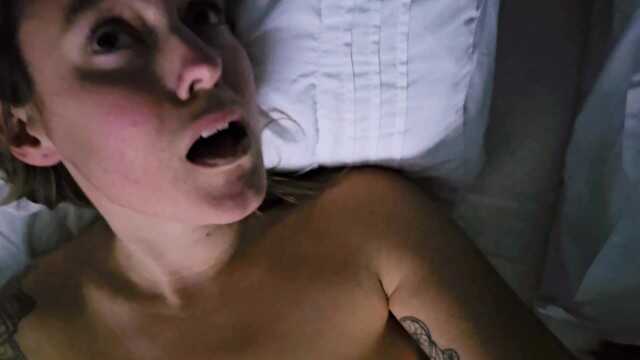 一边自慰一边听父母做爱