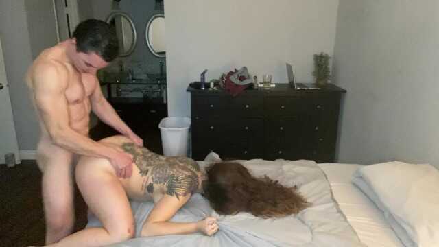 纹身女孩骑乘直到她高潮