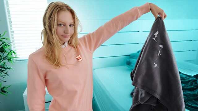 我的继母意外尝到我的精液，所以她把我的阴茎吸干了