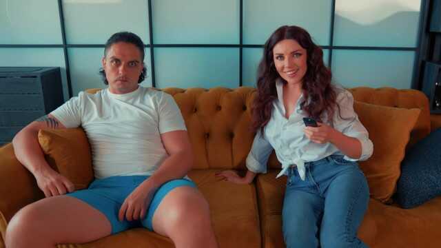 我的性感继母看了色情片，变得很兴奋，想要狠狠地做爱