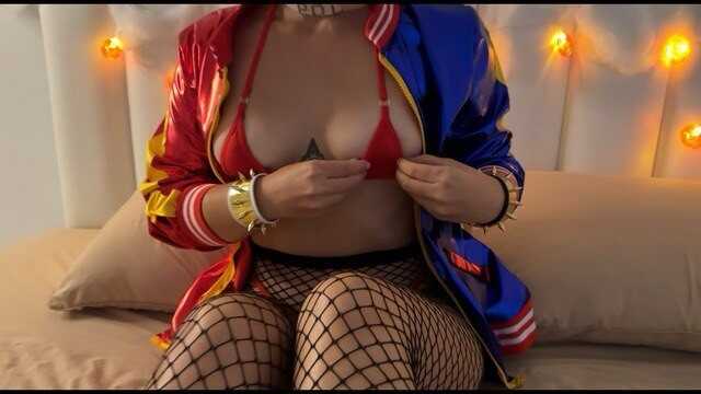 UFO 将身穿红色超短泳衣的丰满哈莉·奎茵 (Harley Quinn) 全身都撕破