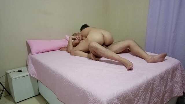 欺骗。她带着她的情人在她丈夫的床上发生了性关系