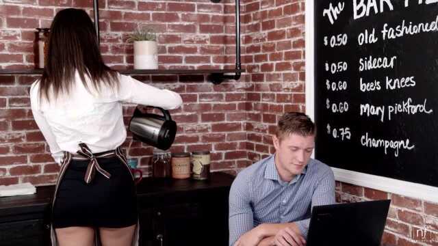 埃丽莎·伊巴拉 - 性感女服务员 - AngelsNudes