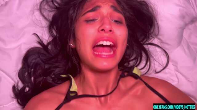 美丽的拉丁裔青少年 Reina Rae 首次肛交