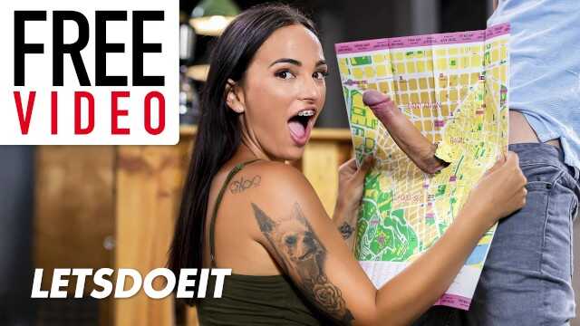 Zuzu Sweet & Claudia Bavel 以为她们的室友是她们的男友完整版