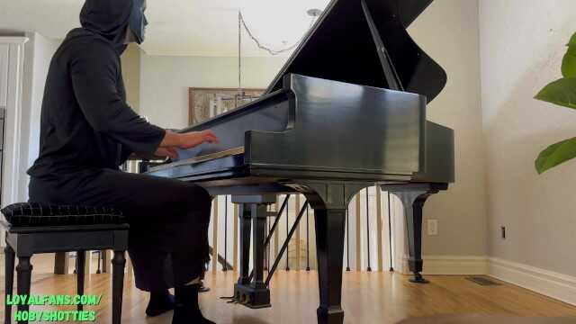 性感辣妹被戴面具的钢琴手粗暴地喉交