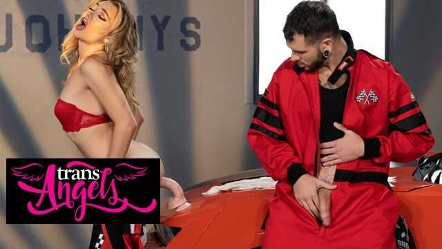 变性天使 - 艾玛·罗丝在车内插入假阳具并与其性交，而驾驶员在旁观看