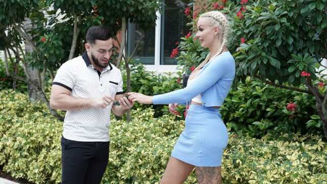 大胸人妻金发尤物在镜头前被抓到与年轻肥大鸡巴出轨 - 熟母