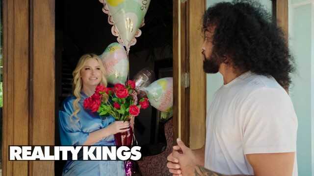 REALITYKINGS - MILF 幻想释放：Jenna Starr 在母亲节驾驭 James Angel 的鸡巴