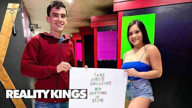 REALITYKINGS - Alexis Doll 接受了 Jordi 的假阳具挑战，将其插入自己的肛门，以便能够从商店带走任何东西