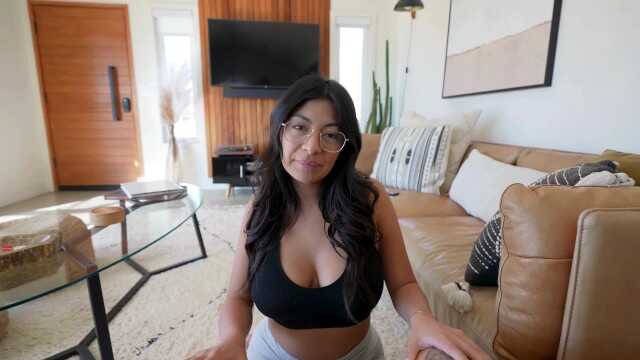 拉丁裔继姐向我展示真正的Hawk Tuah + 吞咽精液 - Cami Strella + Lev Lieben