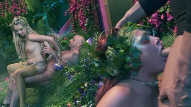 火热巨大群交：与胸部丰满的 Krissy Lynn、Scarlett Fay 及荡妇好友