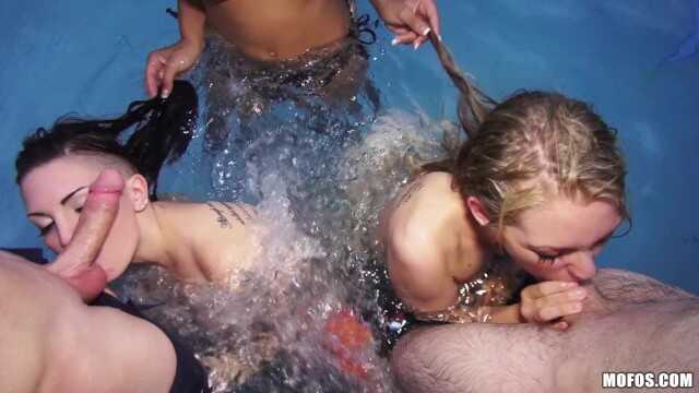 Mofos - 泳池派对与性感青少年演变为狂野群交