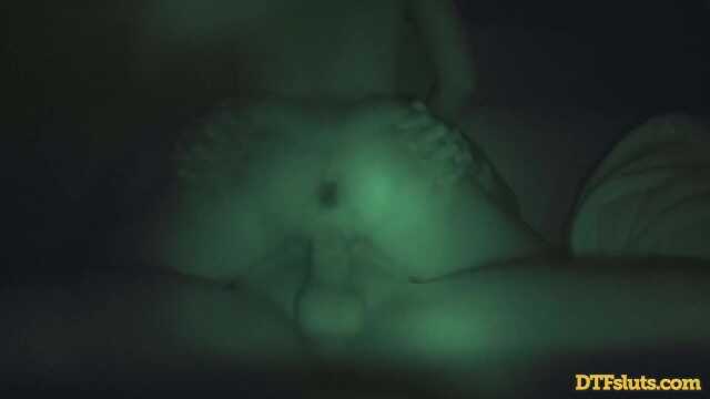 DTF 荡妇 - 他掰开她的屁股来展示April的张开的菊花