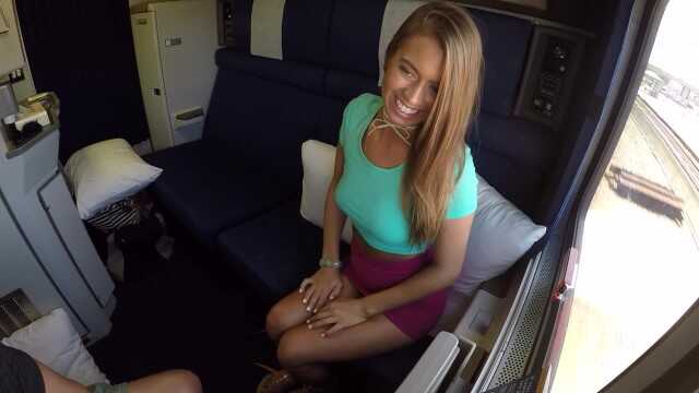 吉尔·卡西迪在火车车厢性爱后舔掉他手指上的精液