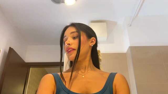 最性感的棕发美女穿着短迷你裙，脱下她的蕾丝白色内裤，露出紧致湿润的阴部